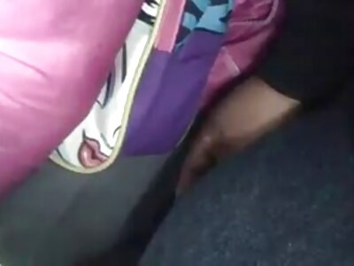 十几岁的女孩花钱搭便车